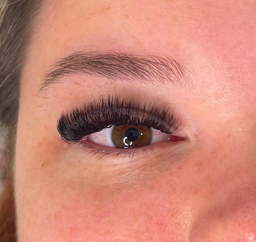 Wispy lash extensions with a defined brow